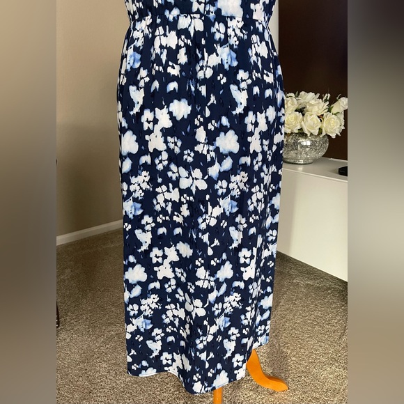 Women's dress - Picture 2 of 11